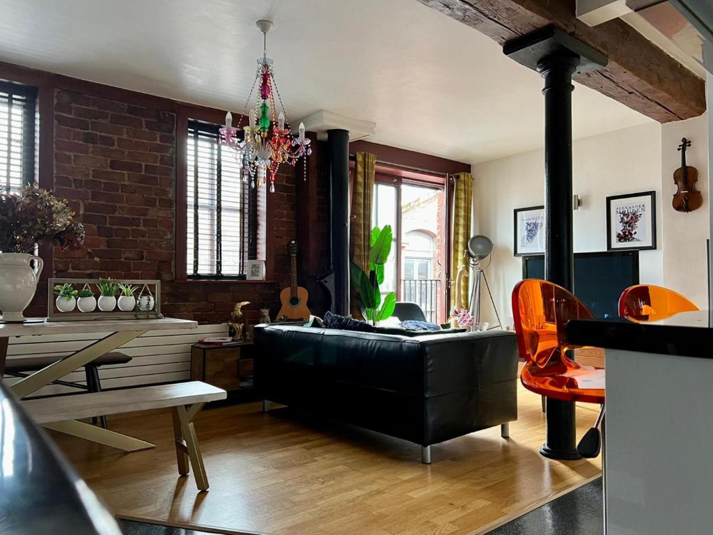 2 Bed Duplex Penthouse Apartment by Mathew Street Sleeps 6 - Apartment With Balcony