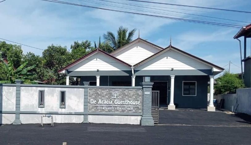 a building with a sign in front of it at Homestay De Acacia Rumah Melati in Kuala Terengganu