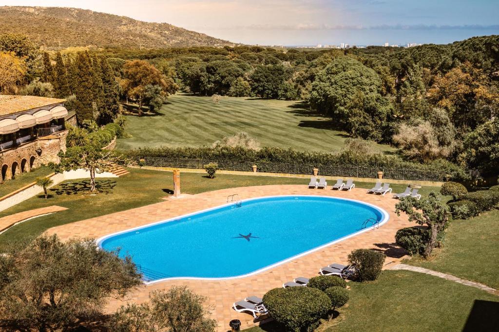 an overhead view of a swimming pool in a yard at RVHotels Golf Costa Brava in Santa Cristina d'Aro