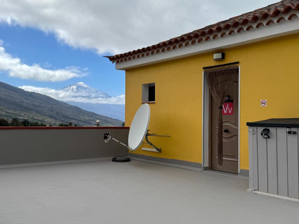 a room with a satellite on the side of a building at Estudio en las montañas in La Matanza de Acentejo