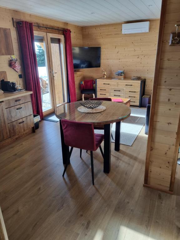 a dining room with a table and a kitchen at Eco-Logis des Cabris in Font-Romeu