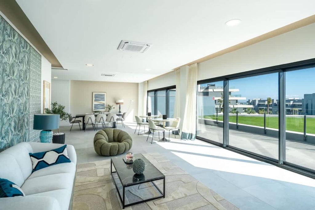 Luxury Oasis 2 Bed Apartment with Scenic Views