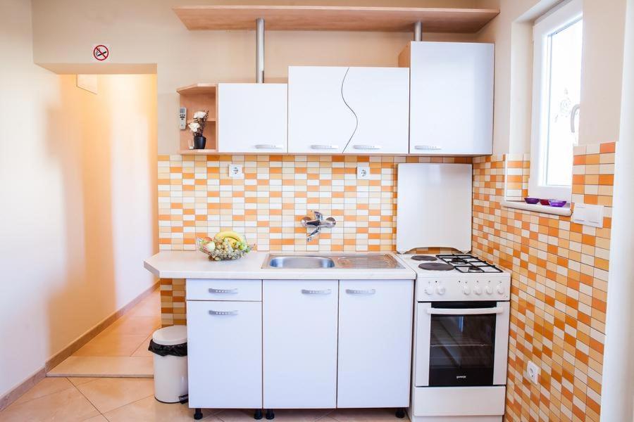 Kuchyň nebo kuchyňský kout v ubytování Apartmani Petričević