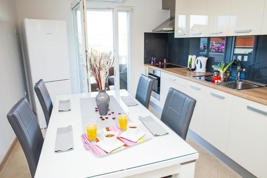 Kuchyň nebo kuchyňský kout v ubytování Apartmani Petričević