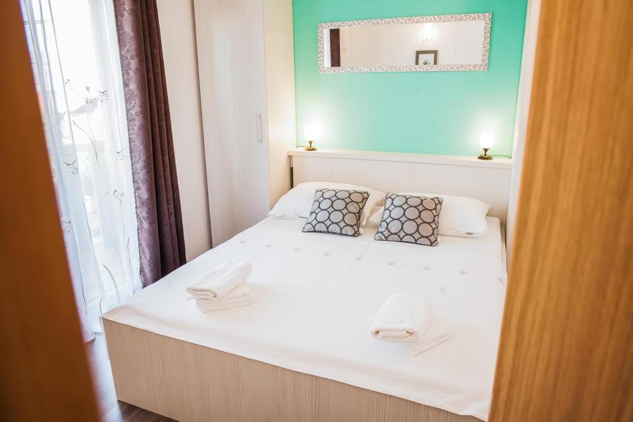 Postel nebo postele na pokoji v ubytování Apartmani Petričević
