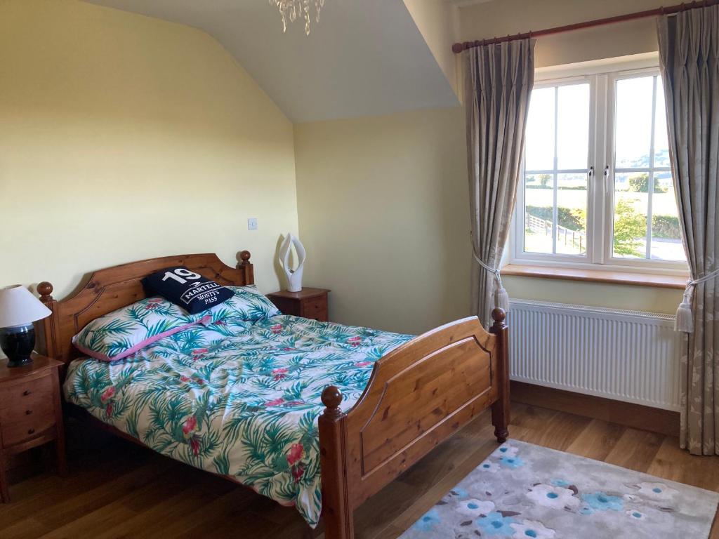 a bedroom with a bed and a window at Hunthill in Tulach an Iarainn