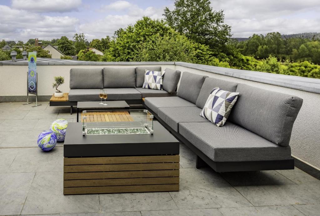 a couch and a coffee table on a roof at Die Blaue Pause 42 in Weißenstadt