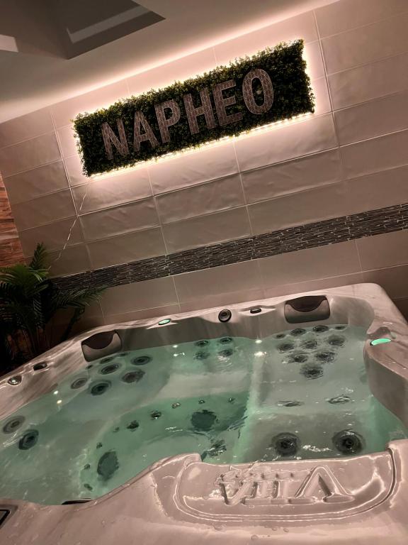una vasca idromassaggio con un cartello Marco sul muro di Naphéo a Tonnay-Charente