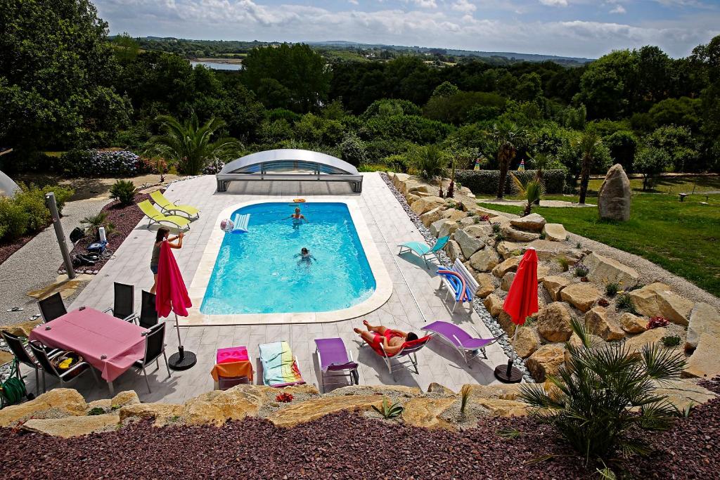 an overhead view of a swimming pool with chairs and umbrellas at Meeresbrise in Loperhet