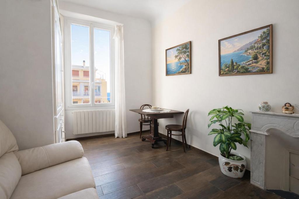 a living room with a table and a fireplace at Casa Danilo Sanremo Centro - a 100m dalla Spiaggia in Sanremo