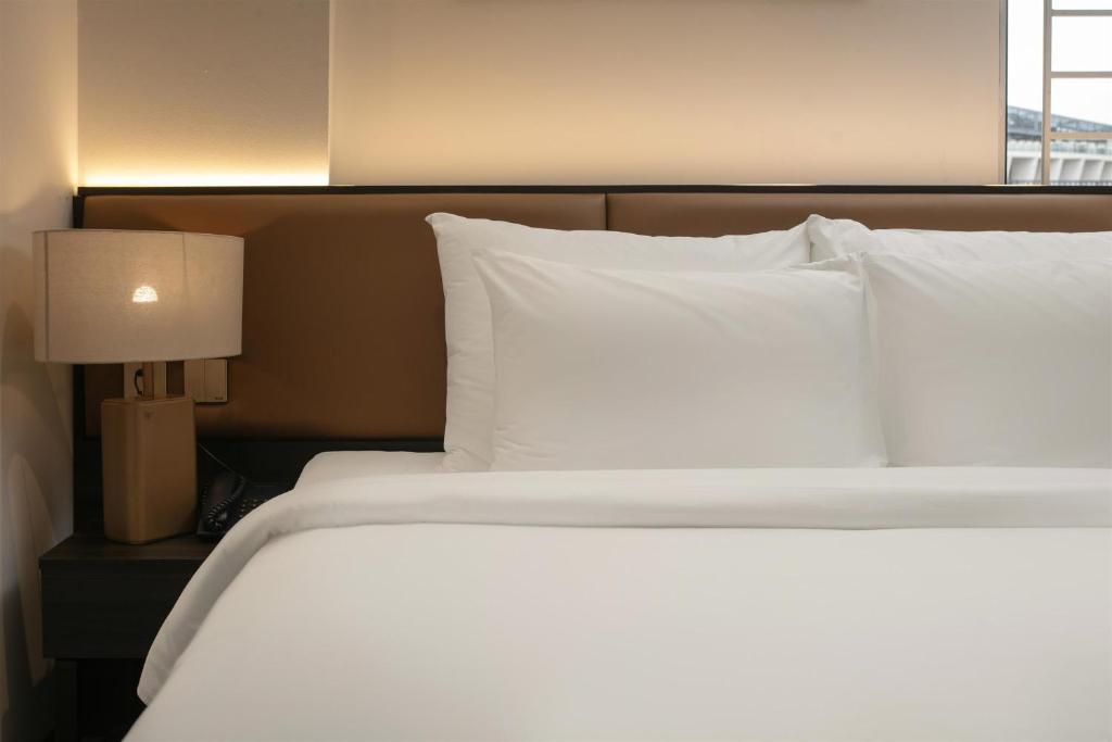 Phòng Deluxe Giường Đôi Có Cửa Sổ