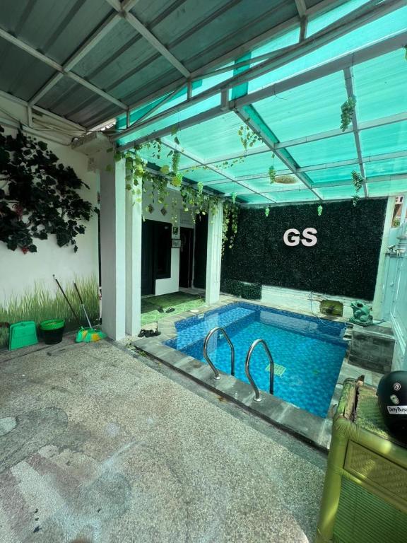 a swimming pool in the middle of a building at Gandasari Homestay Banyuwangi in Dadapan