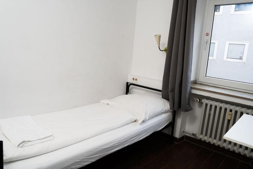 Station - Hostel for Backpackers - Single Room With Shared Bathroom