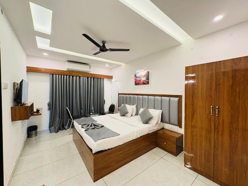 a bedroom with a bed and a ceiling at Rajdhani Resort Lonavala in Lonavala