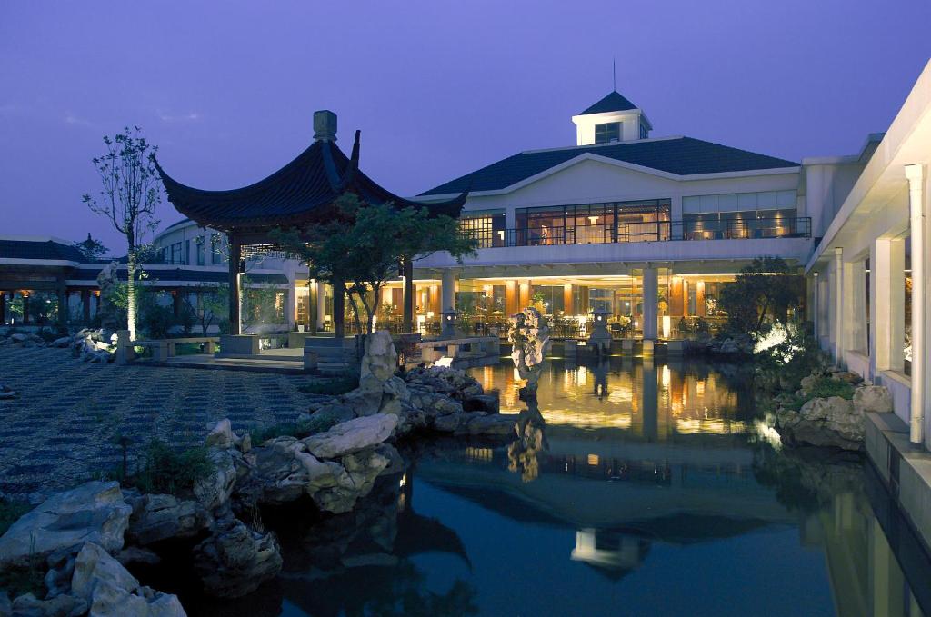 un edificio con un estanque delante de él en Jinling Resort Nanjing, en Nanjing