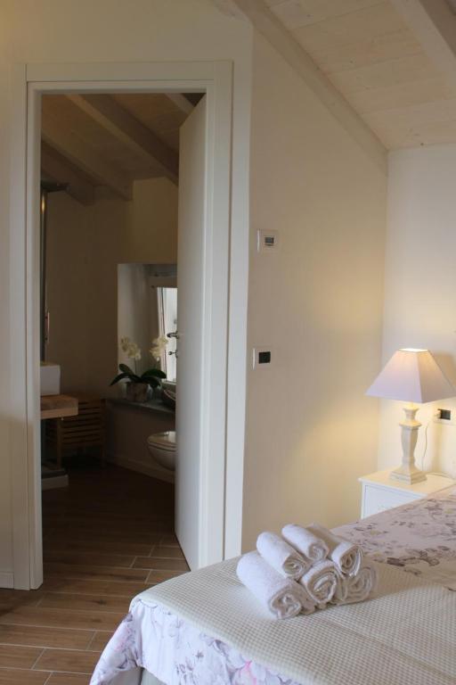 A bed or beds in a room at La Piccola Corte Malpensa, 8 minuti d'auto