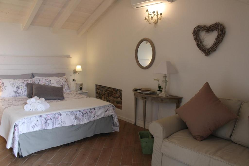 A bed or beds in a room at La Piccola Corte Malpensa, 8 minuti d'auto