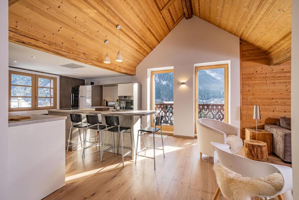 Toits des Pècles Stylish Alpine Loft with Mont Blanc Views