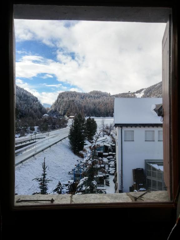 desde una ventana de un patio cubierto de nieve en Studio Room, en Celerina