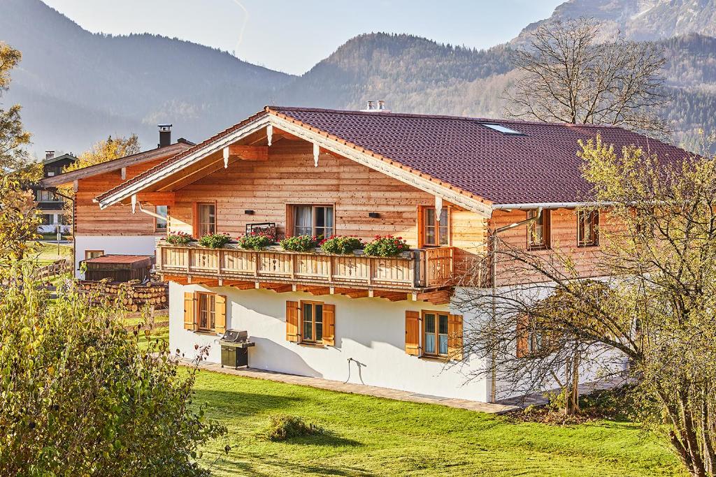 a house with a balcony on the side of it at Landhauswohnung Dosbach in Reit im Winkl