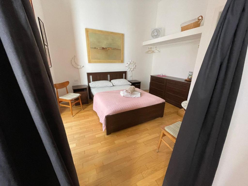 a bedroom with a bed with a pink blanket at Guiscardo Suites in Bari