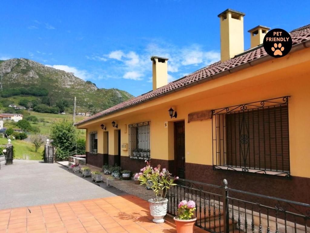 a building with a fence in front of it at La Rectoral Arriondas 2 VV-2637-AS in Arriondas