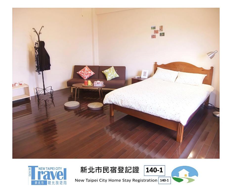a bedroom with a bed and a tv in it at Jiufen Hui Ming Homestay in Jiufen