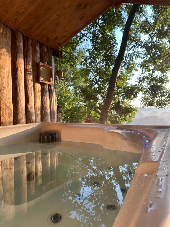a jacuzziificialificialificialificialificialificialificialificialificialificialificial at Coeur de Lodge spa privatif in Cramoisy