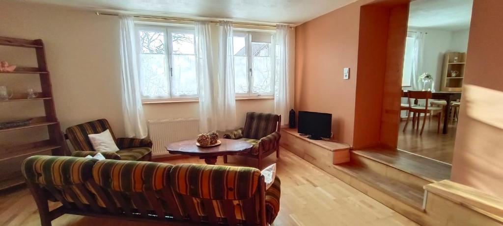 a living room with a couch and a table at Ferienwohnung Weißenstein in Weissenstein