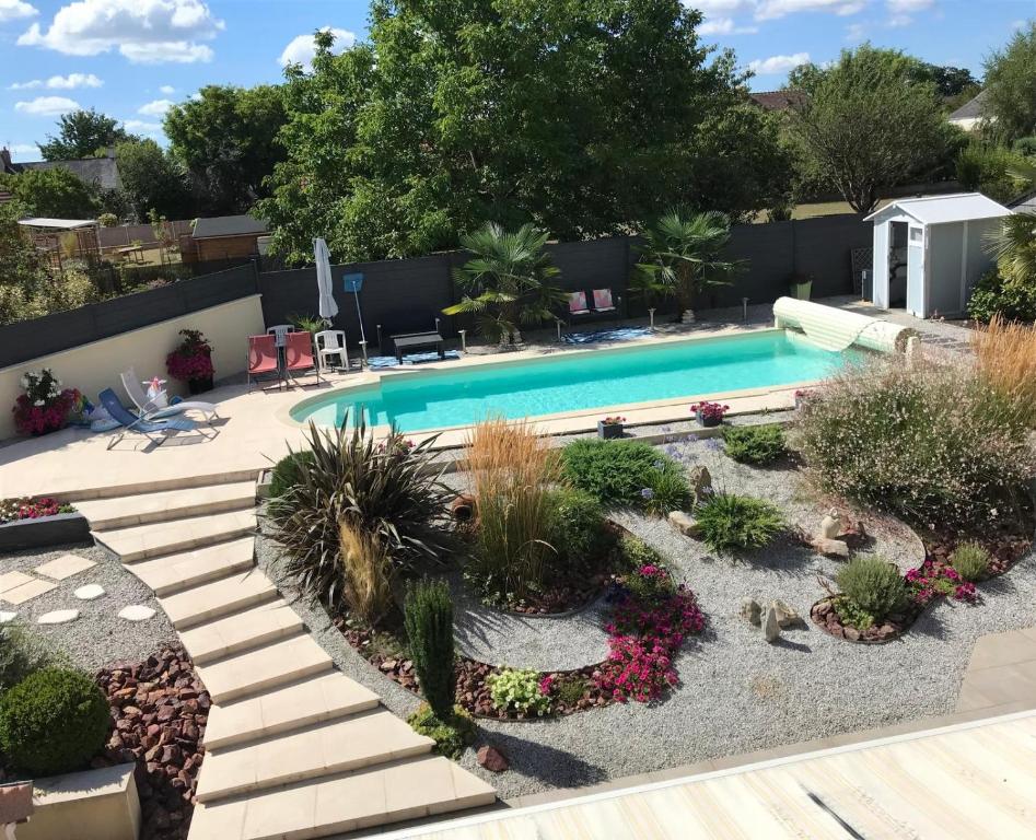 una piscina in un cortile con un paesaggio di Audionnière a Laigné-en-Belin