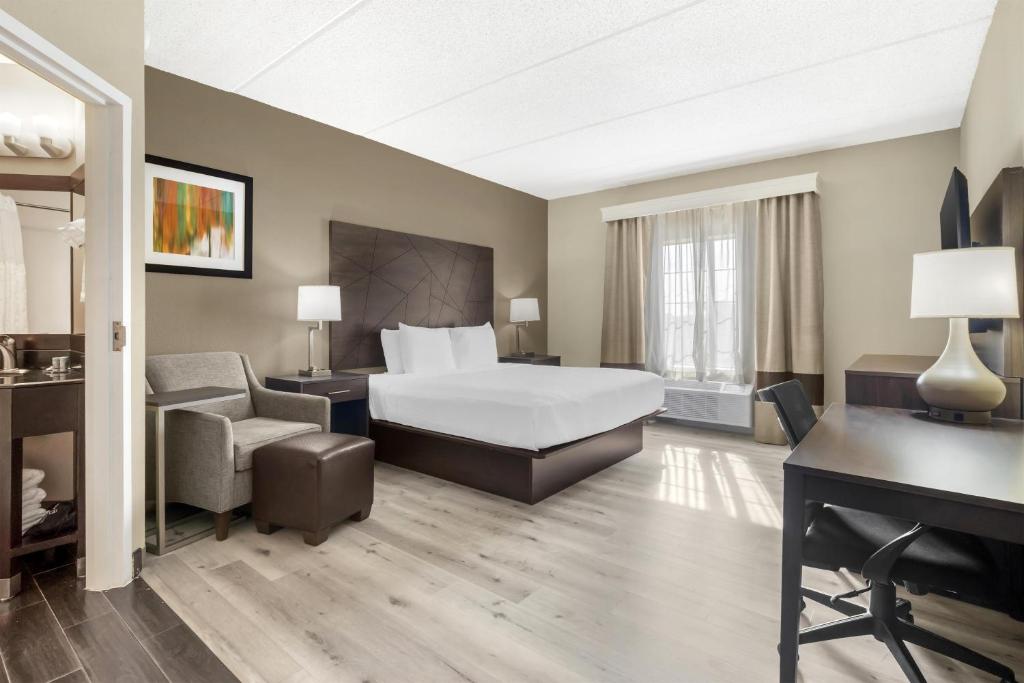 Comfort Suites Airport - Housity