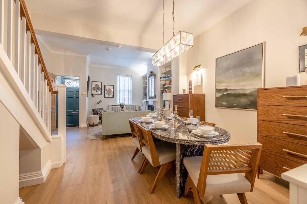 a dining room with a table and chairs at Windsor Castle 4-Bed & Garden in Windsor