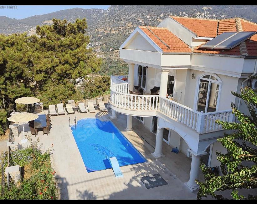 an aerial view of a house with a swimming pool at Villa royal in Alanya