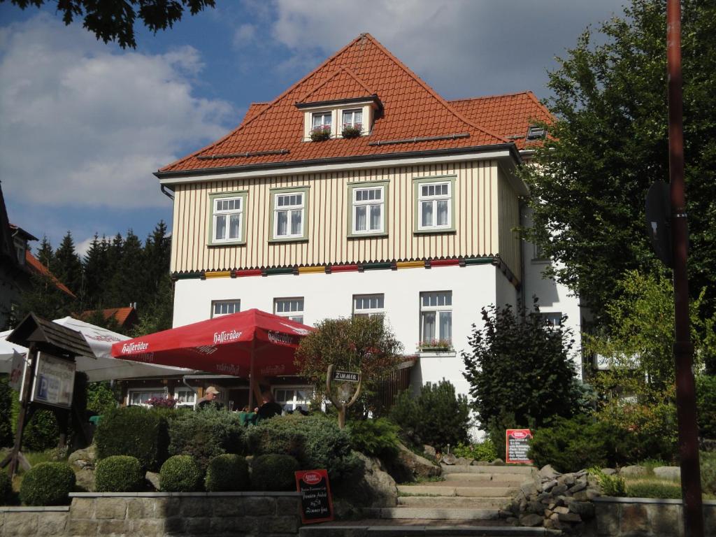 um grande edifício branco com um telhado vermelho em Garni-Pension Andrä em Schierke