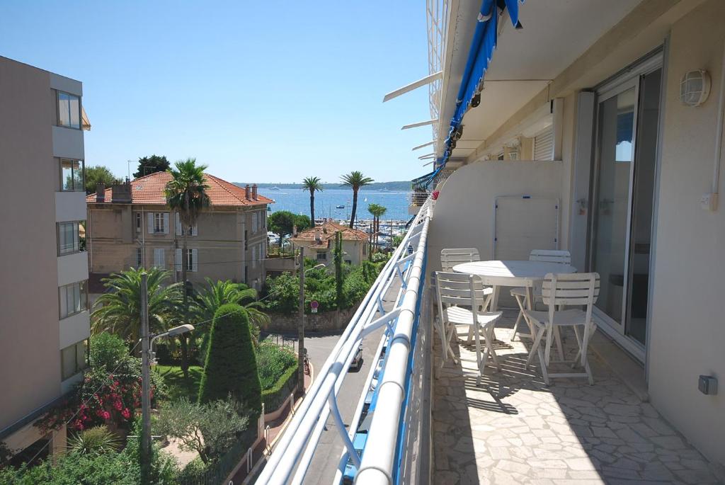 - un balcon avec une table et des chaises dans un bâtiment dans l'établissement T3 Pte Croisette Vue mer Plage à 100m, à Cannes