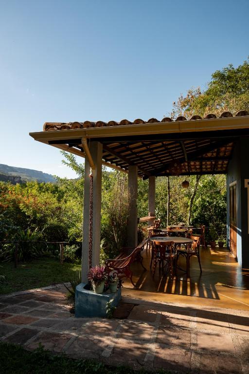 a wooden pergola with a table on a patio at Hospedagem do Sítio in Lençóis