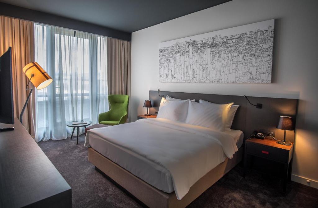 Postel nebo postele na pokoji v ubytování Crowne Plaza Podgorica by IHG