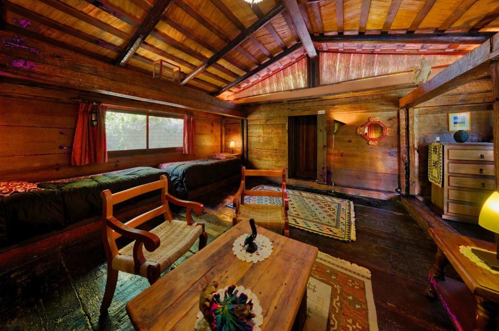 a living room with a table in a cabin at Casa navacoyan A in Malinalco