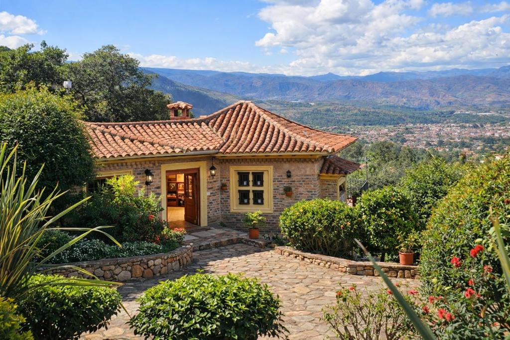 a house with a view of the mountains at La Primavera, casas campestres para familias, paisajes, tranquilidad, cerca al pueblo in Villa de Leyva