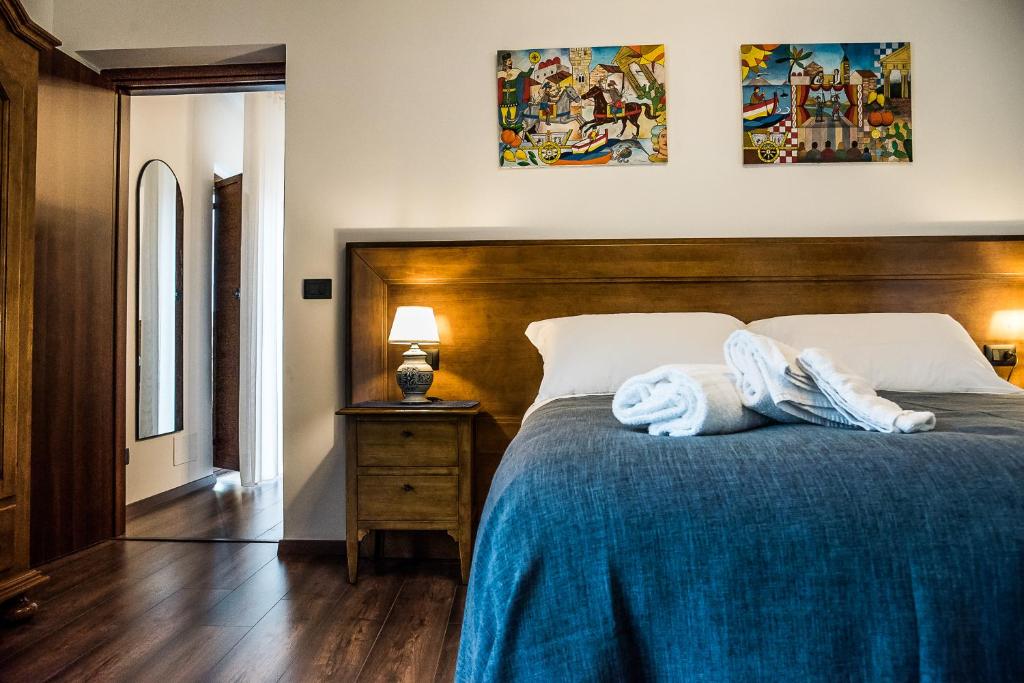 a bedroom with a bed with two towels on it at Paladini al Casale in Piazza Armerina