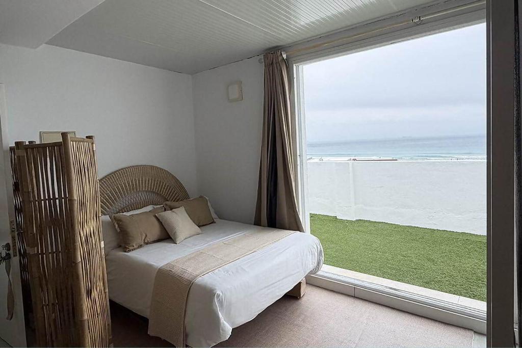 a bedroom with a bed and a large window at Ed.Senses. Apto Infinity in Tarifa