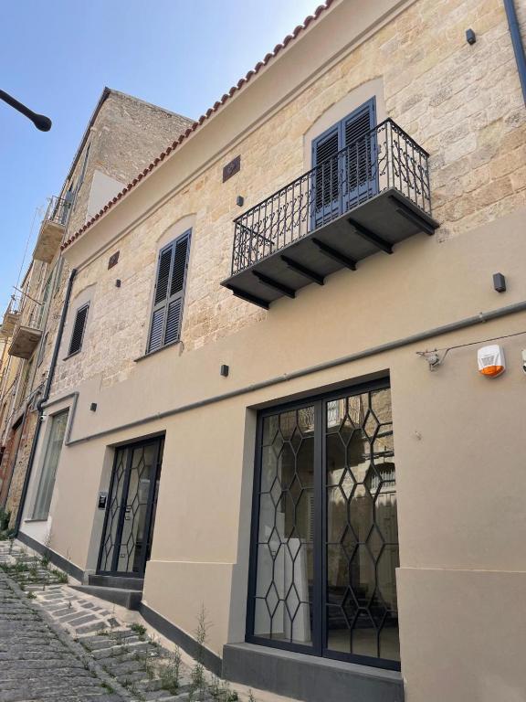 a building with a balcony on the side of it at Alsama in Canicattì