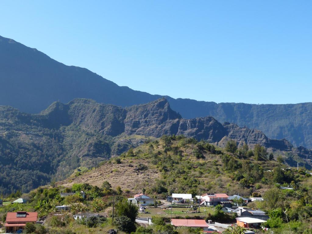 een stad op een heuvel met bergen op de achtergrond bij Chez Sandrine in Cilaos