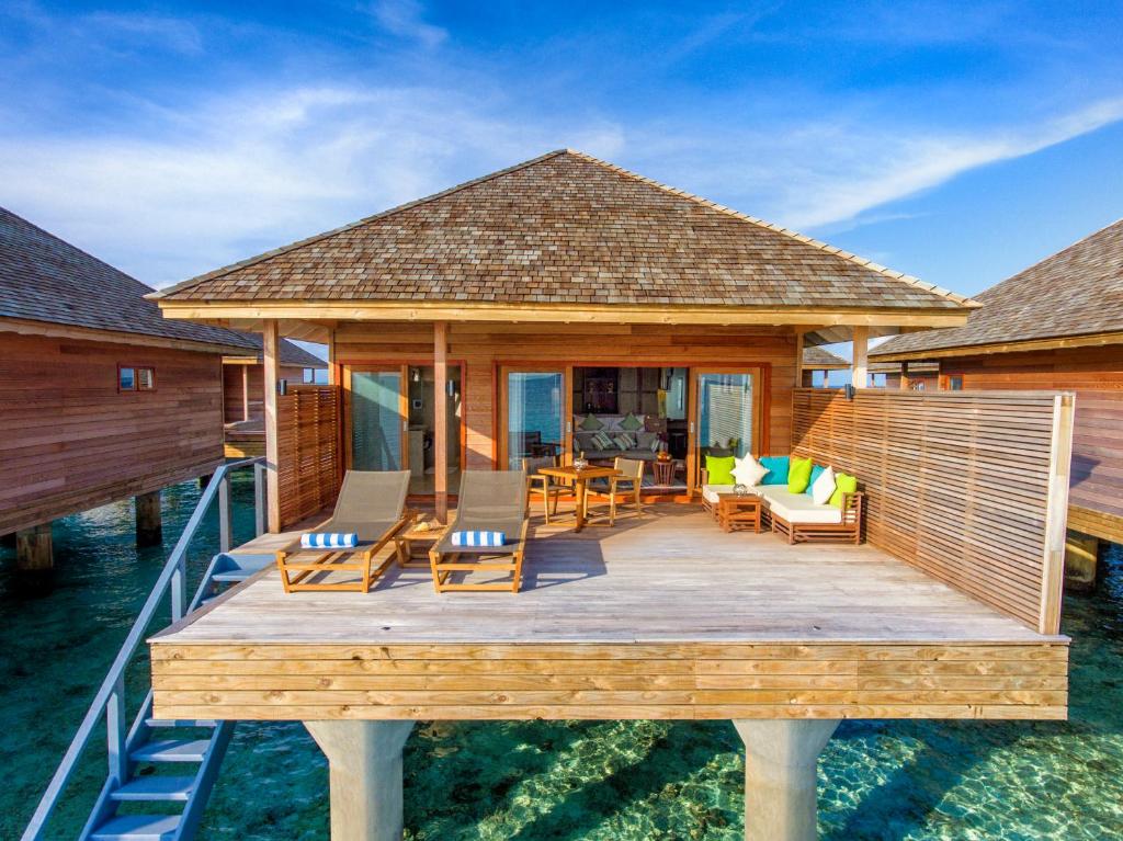 Bazén v ubytování Hurawalhi Island Resort nebo v jeho okolí