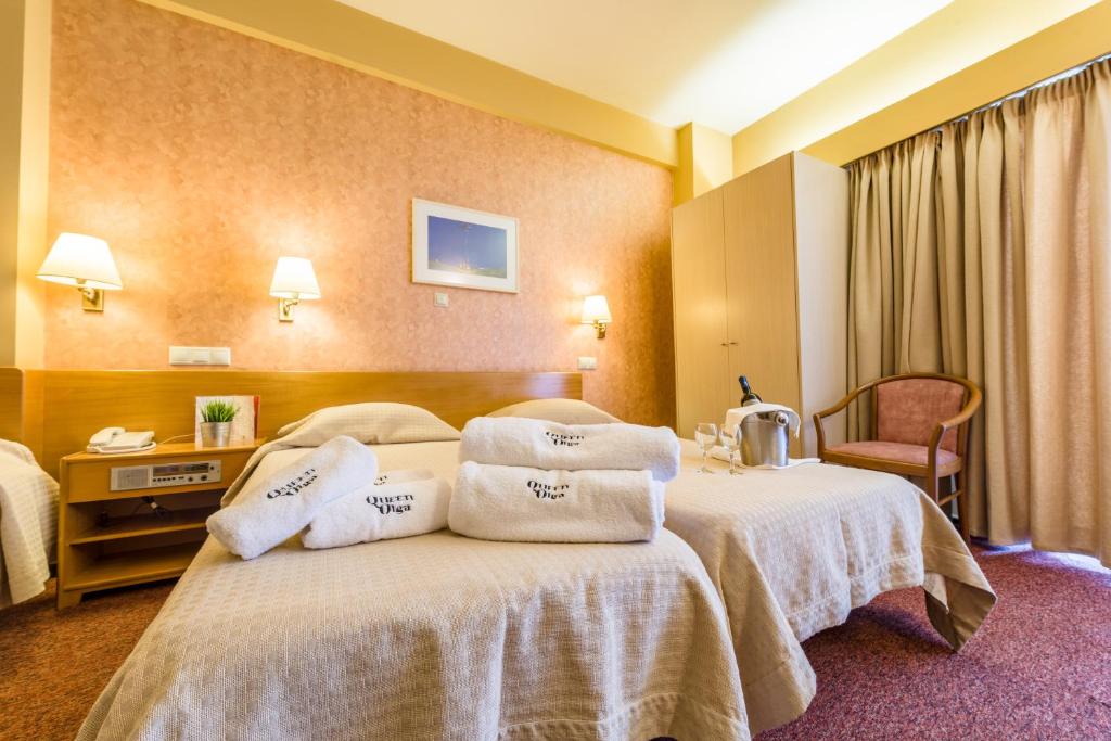 Tempat tidur dalam kamar di Queen Olga Hotel