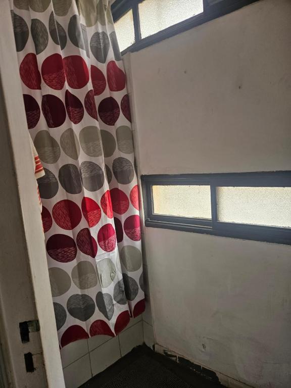 a room with a window and a wall with a curtain at Depto arlegui centro in Viña del Mar