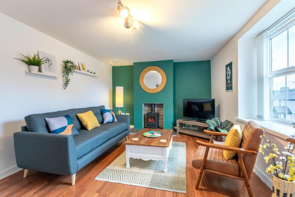 a living room with a blue couch and a tv at 2 Bed in Bethesda oc-bow234 in Bethesda