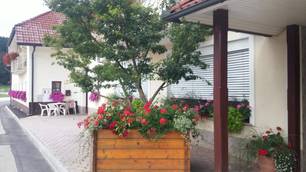 a house with a flower planter on the side of it at Darja Guesthouse in Dob