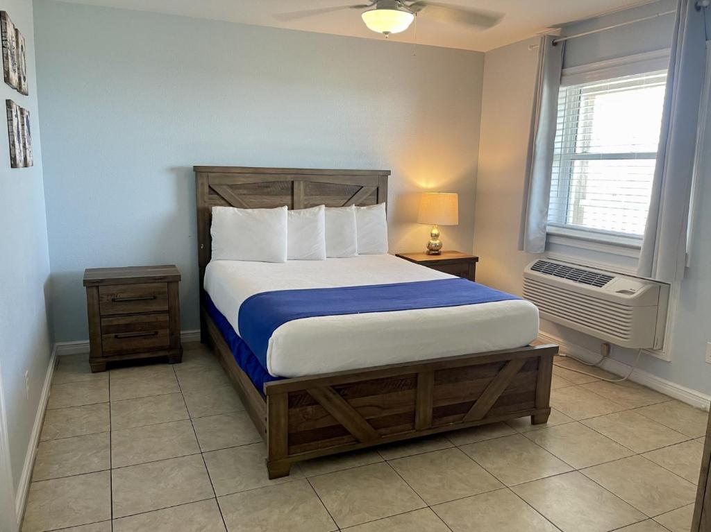 a bedroom with a bed and a window at Beachgate Condo Suites and Hotel 537a condo in Port Aransas