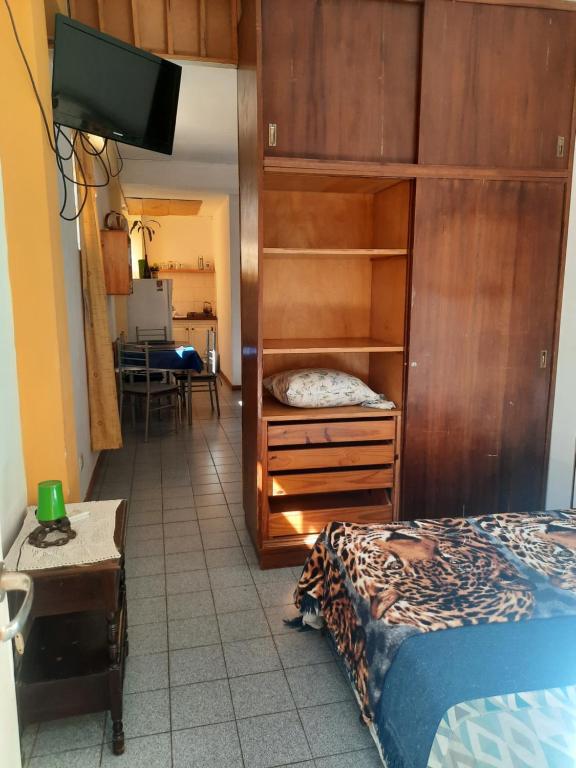 a small room with a bed and a desk and a bedroom at Departamento céntrico con in Posadas